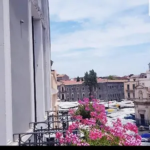 Oda ve Kahvaltı Fera O' Luni, Katanya